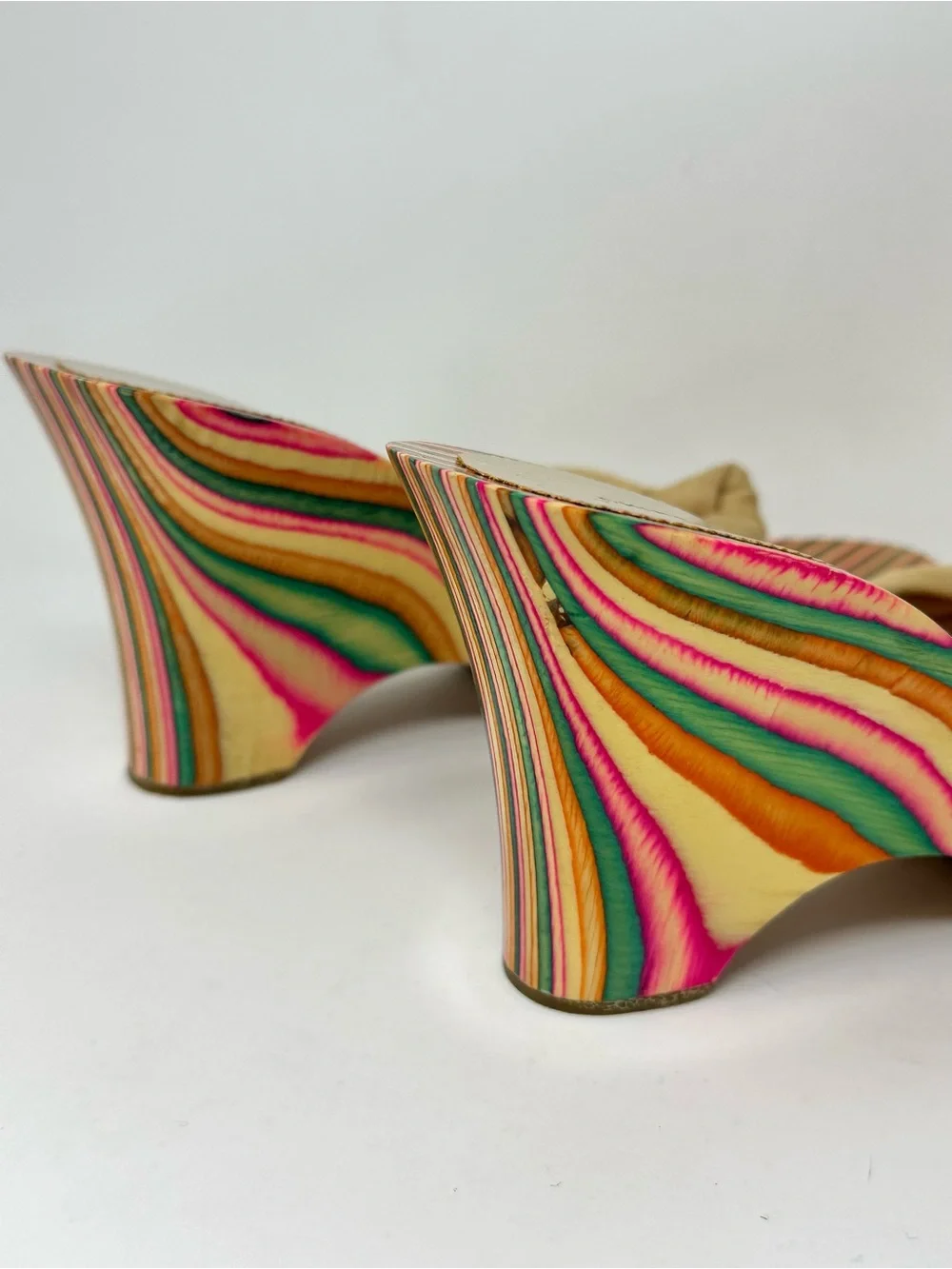 Chinese Laundry Y2K Tan Knot Wedge Sandals Size 7 Striped Studded Psychedelic